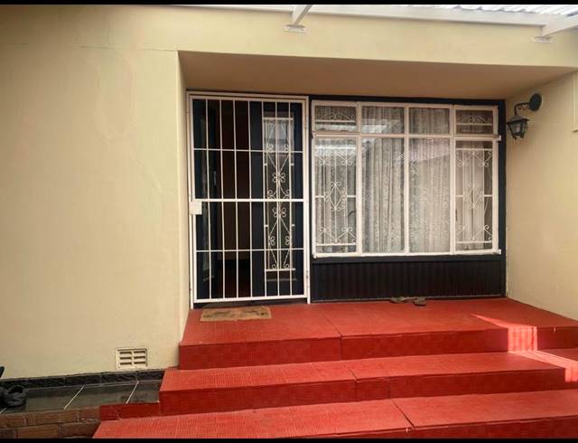 5 BEDROOM HOUSE FOR SALE IN TOP TOWN